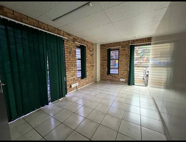 601M² WAREHOUSE TO LET IN LASER PARK